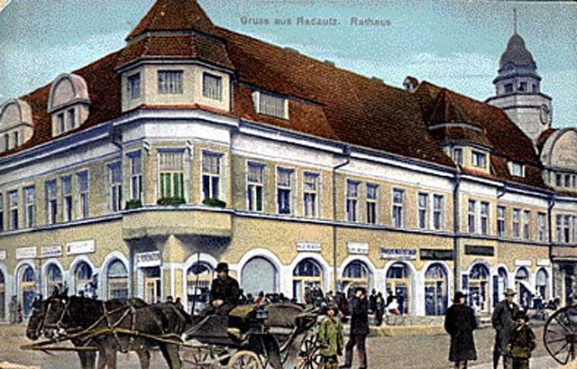 Colour postcard of the town hall with horse-drawn carriages in front