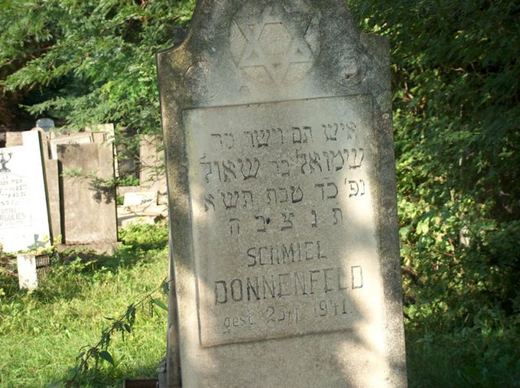 Close-up of the inscription on the headstone of Schmiel Donnenfeld