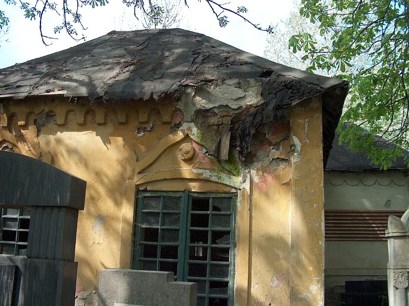 The ohel of Haim Efraim, Moshe Yehuda and Dina bat Moshe