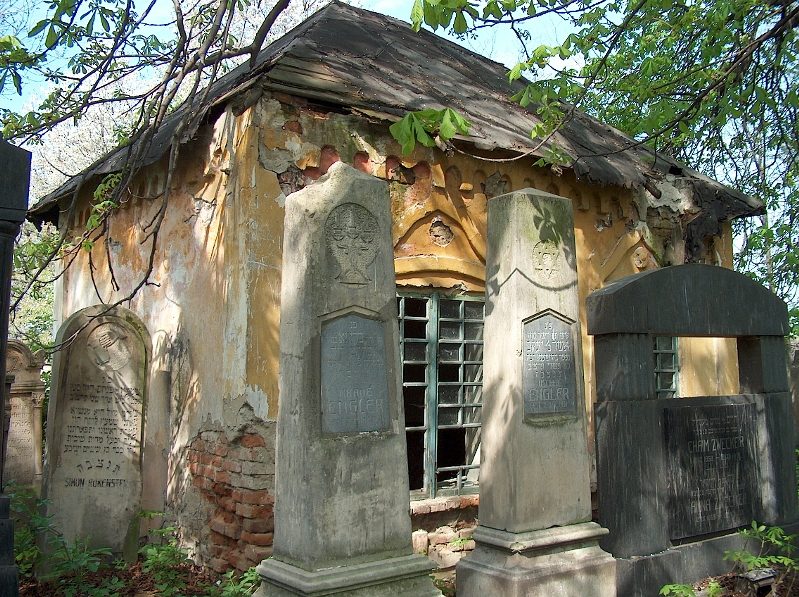 The ohel of Haim Efraim, Moshe Yehuda and Dina bat Moshe, another view
