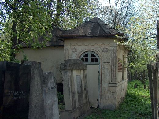 The ohel of Haim Efraim, Moshe Yehuda and Dina bat Moshe, a third view