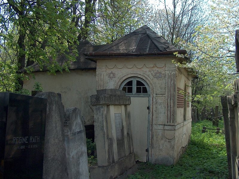 The ohel of Haim Efraim, Moshe Yehuda and Dina bat Moshe, a third view