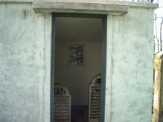 The tombs of Ya'akov Kapel and Zisel bat Yehuda