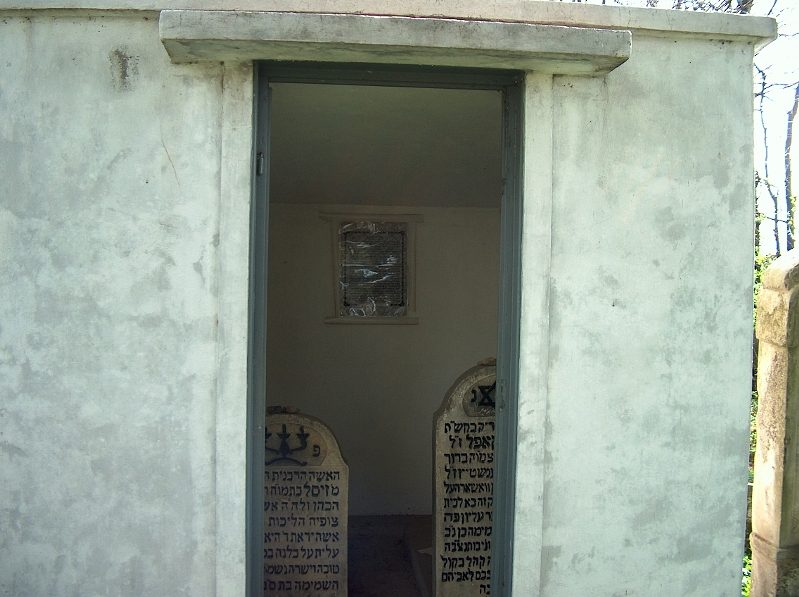 The tombs of Ya'akov Kapel and Zisel bat Yehuda